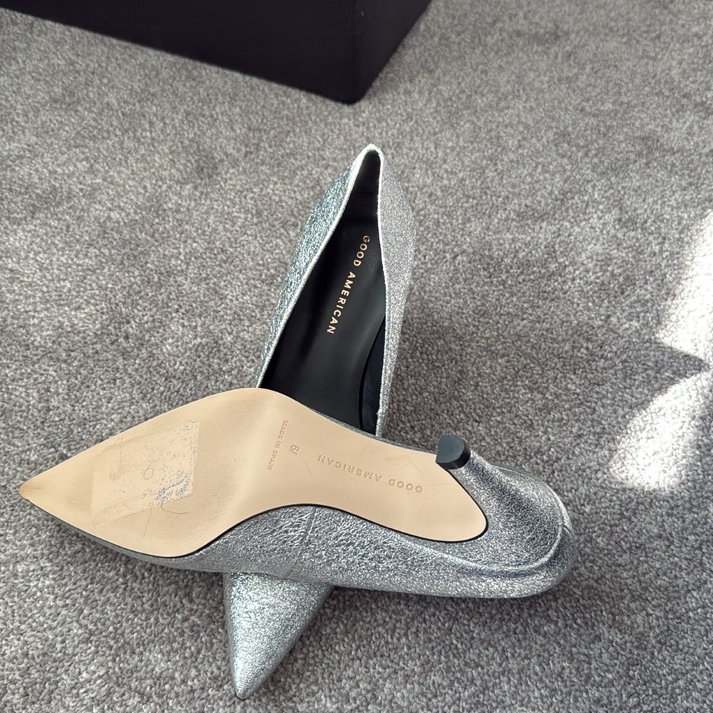 Good American The Icon Pointed Toe Pump Heels 6.5 Silver Crackle Leather $175 - Picture 4 of 4